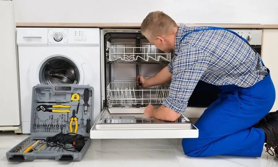 Geyve Smeg servisi teknisyen ekibi beyaz eşya tamiri yaparken